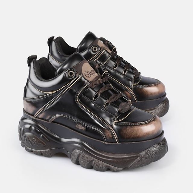 Der Classic Style von Buffalo London belebt Retro-Sneaker mit massiven Plateaus wieder. Zu den Merkmalen gehören hochwertige Materialien, tonale Seilschnürsenkel, gepolstertes Futter und eine leichte Sohle. Vollendet mit der charakteristischen Buffalo-Logoprägung.