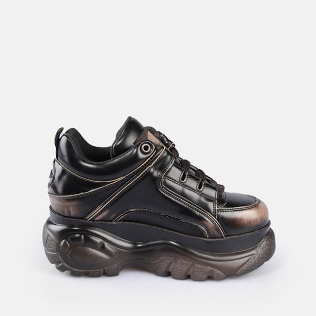 Der Classic Style von Buffalo London belebt Retro-Sneaker mit massiven Plateaus wieder. Zu den Merkmalen gehören hochwertige Materialien, tonale Seilschnürsenkel, gepolstertes Futter und eine leichte Sohle. Vollendet mit der charakteristischen Buffalo-Logoprägung.