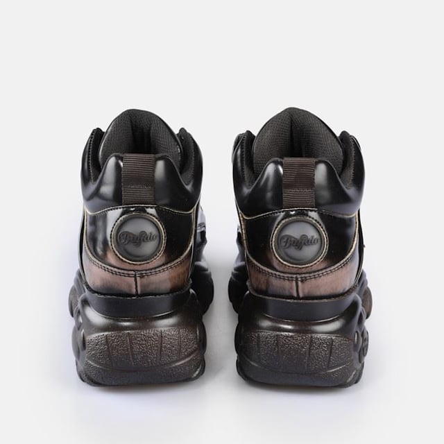 Der Classic Style von Buffalo London belebt Retro-Sneaker mit massiven Plateaus wieder. Zu den Merkmalen gehören hochwertige Materialien, tonale Seilschnürsenkel, gepolstertes Futter und eine leichte Sohle. Vollendet mit der charakteristischen Buffalo-Logoprägung.