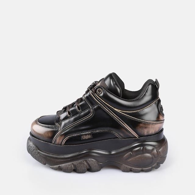 Der Classic Style von Buffalo London belebt Retro-Sneaker mit massiven Plateaus wieder. Zu den Merkmalen gehören hochwertige Materialien, tonale Seilschnürsenkel, gepolstertes Futter und eine leichte Sohle. Vollendet mit der charakteristischen Buffalo-Logoprägung.