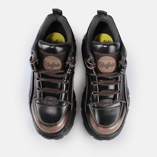 Der Classic Style von Buffalo London belebt Retro-Sneaker mit massiven Plateaus wieder. Zu den Merkmalen gehören hochwertige Materialien, tonale Seilschnürsenkel, gepolstertes Futter und eine leichte Sohle. Vollendet mit der charakteristischen Buffalo-Logoprägung.