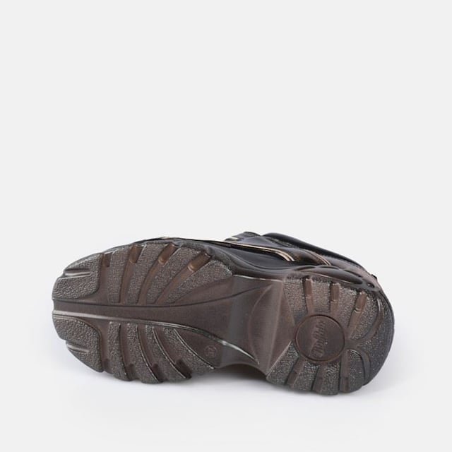 Der Classic Style von Buffalo London belebt Retro-Sneaker mit massiven Plateaus wieder. Zu den Merkmalen gehören hochwertige Materialien, tonale Seilschnürsenkel, gepolstertes Futter und eine leichte Sohle. Vollendet mit der charakteristischen Buffalo-Logoprägung.