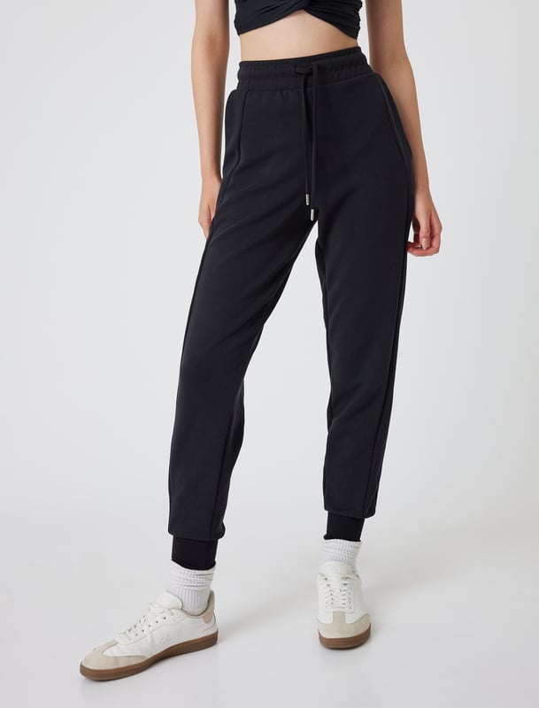 -Mit Nahtdetail -Relax -Jogger -Seitentasche -Krop Länge(Handgelenk) -Hohe Leibhöhe -Hosenbein Mit Gummizug -Sweathose