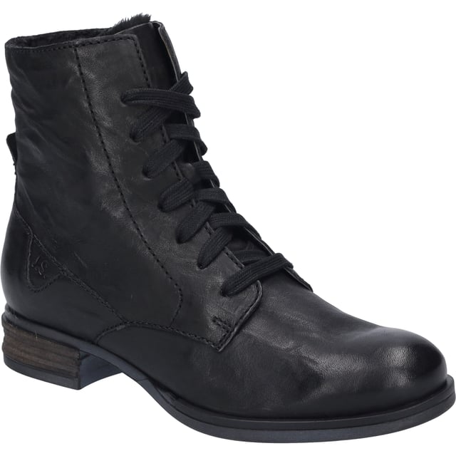 Im Herzen der JOSEF SEIBEL Kollektion steht die Stiefelette Sanja 01, ein Paradebeispiel für die Vereinigung von traditioneller Handwerkskunst und modernem Komfort, perfekt abgestimmt auf die Bedürfnisse der modernen Frau. Hergestellt aus hochwertigem Nappa Schafsleder in zeitlosem Schwarz, ergänzt durch eine ebenso schwarze Sohle aus thermoplastischem Kautschuk, die neben ihrer langen Haltbarkeit und guten Rutschfestigkeit auch durch ihr geringes Gewicht besticht. Die Verwendung von AGO, einer Fertigungstechnik, die für ihre Leichtigkeit und Formbeständigkeit bekannt ist, ermöglicht eine nahtlose Verbindung zwischen Obermaterial und Sohle, die dem Schuh seine charakteristische Langlebigkeit verleiht. Der Komfort wird durch das warm gefütterte Innenmaterial aus Textil sowie durch die Möglichkeit, die Innensohle herauszunehmen und bei Bedarf durch ein orthopädisches Fußbett zu ersetzen, weiter gesteigert. Das Design der Sanja 01 Stiefelette ist geprägt durch einen klassischen Look, der durch einen dezenten Blockabsatz von 3 cm Höhe abgerundet wird. Dieser Schuh ist die perfekte Wahl für alle, die Wert auf Bequemlichkeit und Eleganz legen und ist sowohl für den Alltag im Büro als auch für besondere Anlässe am Abend geeignet. JOSEF SEIBEL steht für eine Mode, die weit entfernt von der Schnelllebigkeit der Fast Fashion ist, und legt Wert auf die Perfektion in Passform und Funktion, wodurch die Sanja 01 Stiefelette zu einem langlebigen Begleiter durch die kalten Monate wird. Trotz der fortschrittlichen Technologien und Materialien, die in ihrer Herstellung verwendet werden, bleibt die Stiefelette ihrem Erbe treu und repräsentiert die Werte eines Unternehmens, das seit Generationen für Qualität und Tragekomfort steht.