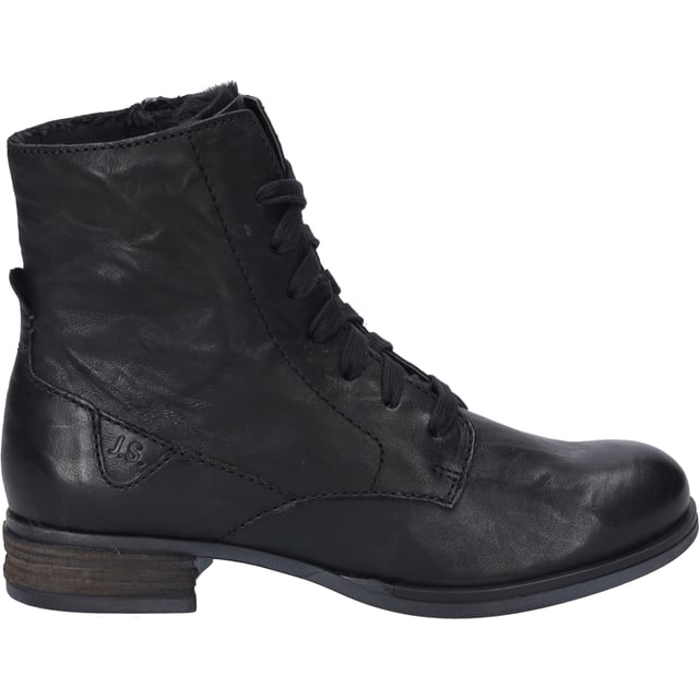 Im Herzen der JOSEF SEIBEL Kollektion steht die Stiefelette Sanja 01, ein Paradebeispiel für die Vereinigung von traditioneller Handwerkskunst und modernem Komfort, perfekt abgestimmt auf die Bedürfnisse der modernen Frau. Hergestellt aus hochwertigem Nappa Schafsleder in zeitlosem Schwarz, ergänzt durch eine ebenso schwarze Sohle aus thermoplastischem Kautschuk, die neben ihrer langen Haltbarkeit und guten Rutschfestigkeit auch durch ihr geringes Gewicht besticht. Die Verwendung von AGO, einer Fertigungstechnik, die für ihre Leichtigkeit und Formbeständigkeit bekannt ist, ermöglicht eine nahtlose Verbindung zwischen Obermaterial und Sohle, die dem Schuh seine charakteristische Langlebigkeit verleiht. Der Komfort wird durch das warm gefütterte Innenmaterial aus Textil sowie durch die Möglichkeit, die Innensohle herauszunehmen und bei Bedarf durch ein orthopädisches Fußbett zu ersetzen, weiter gesteigert. Das Design der Sanja 01 Stiefelette ist geprägt durch einen klassischen Look, der durch einen dezenten Blockabsatz von 3 cm Höhe abgerundet wird. Dieser Schuh ist die perfekte Wahl für alle, die Wert auf Bequemlichkeit und Eleganz legen und ist sowohl für den Alltag im Büro als auch für besondere Anlässe am Abend geeignet. JOSEF SEIBEL steht für eine Mode, die weit entfernt von der Schnelllebigkeit der Fast Fashion ist, und legt Wert auf die Perfektion in Passform und Funktion, wodurch die Sanja 01 Stiefelette zu einem langlebigen Begleiter durch die kalten Monate wird. Trotz der fortschrittlichen Technologien und Materialien, die in ihrer Herstellung verwendet werden, bleibt die Stiefelette ihrem Erbe treu und repräsentiert die Werte eines Unternehmens, das seit Generationen für Qualität und Tragekomfort steht.