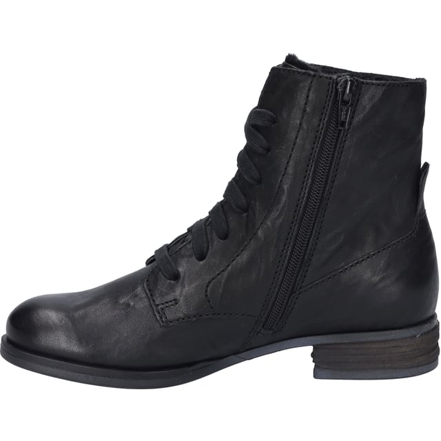 Im Herzen der JOSEF SEIBEL Kollektion steht die Stiefelette Sanja 01, ein Paradebeispiel für die Vereinigung von traditioneller Handwerkskunst und modernem Komfort, perfekt abgestimmt auf die Bedürfnisse der modernen Frau. Hergestellt aus hochwertigem Nappa Schafsleder in zeitlosem Schwarz, ergänzt durch eine ebenso schwarze Sohle aus thermoplastischem Kautschuk, die neben ihrer langen Haltbarkeit und guten Rutschfestigkeit auch durch ihr geringes Gewicht besticht. Die Verwendung von AGO, einer Fertigungstechnik, die für ihre Leichtigkeit und Formbeständigkeit bekannt ist, ermöglicht eine nahtlose Verbindung zwischen Obermaterial und Sohle, die dem Schuh seine charakteristische Langlebigkeit verleiht. Der Komfort wird durch das warm gefütterte Innenmaterial aus Textil sowie durch die Möglichkeit, die Innensohle herauszunehmen und bei Bedarf durch ein orthopädisches Fußbett zu ersetzen, weiter gesteigert. Das Design der Sanja 01 Stiefelette ist geprägt durch einen klassischen Look, der durch einen dezenten Blockabsatz von 3 cm Höhe abgerundet wird. Dieser Schuh ist die perfekte Wahl für alle, die Wert auf Bequemlichkeit und Eleganz legen und ist sowohl für den Alltag im Büro als auch für besondere Anlässe am Abend geeignet. JOSEF SEIBEL steht für eine Mode, die weit entfernt von der Schnelllebigkeit der Fast Fashion ist, und legt Wert auf die Perfektion in Passform und Funktion, wodurch die Sanja 01 Stiefelette zu einem langlebigen Begleiter durch die kalten Monate wird. Trotz der fortschrittlichen Technologien und Materialien, die in ihrer Herstellung verwendet werden, bleibt die Stiefelette ihrem Erbe treu und repräsentiert die Werte eines Unternehmens, das seit Generationen für Qualität und Tragekomfort steht.