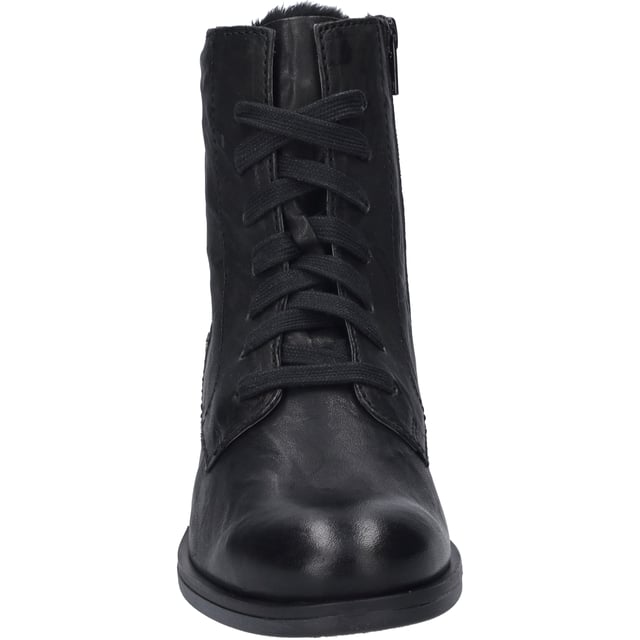 Im Herzen der JOSEF SEIBEL Kollektion steht die Stiefelette Sanja 01, ein Paradebeispiel für die Vereinigung von traditioneller Handwerkskunst und modernem Komfort, perfekt abgestimmt auf die Bedürfnisse der modernen Frau. Hergestellt aus hochwertigem Nappa Schafsleder in zeitlosem Schwarz, ergänzt durch eine ebenso schwarze Sohle aus thermoplastischem Kautschuk, die neben ihrer langen Haltbarkeit und guten Rutschfestigkeit auch durch ihr geringes Gewicht besticht. Die Verwendung von AGO, einer Fertigungstechnik, die für ihre Leichtigkeit und Formbeständigkeit bekannt ist, ermöglicht eine nahtlose Verbindung zwischen Obermaterial und Sohle, die dem Schuh seine charakteristische Langlebigkeit verleiht. Der Komfort wird durch das warm gefütterte Innenmaterial aus Textil sowie durch die Möglichkeit, die Innensohle herauszunehmen und bei Bedarf durch ein orthopädisches Fußbett zu ersetzen, weiter gesteigert. Das Design der Sanja 01 Stiefelette ist geprägt durch einen klassischen Look, der durch einen dezenten Blockabsatz von 3 cm Höhe abgerundet wird. Dieser Schuh ist die perfekte Wahl für alle, die Wert auf Bequemlichkeit und Eleganz legen und ist sowohl für den Alltag im Büro als auch für besondere Anlässe am Abend geeignet. JOSEF SEIBEL steht für eine Mode, die weit entfernt von der Schnelllebigkeit der Fast Fashion ist, und legt Wert auf die Perfektion in Passform und Funktion, wodurch die Sanja 01 Stiefelette zu einem langlebigen Begleiter durch die kalten Monate wird. Trotz der fortschrittlichen Technologien und Materialien, die in ihrer Herstellung verwendet werden, bleibt die Stiefelette ihrem Erbe treu und repräsentiert die Werte eines Unternehmens, das seit Generationen für Qualität und Tragekomfort steht.