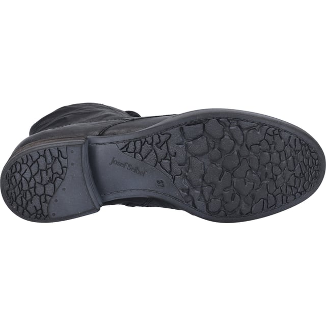 Im Herzen der JOSEF SEIBEL Kollektion steht die Stiefelette Sanja 01, ein Paradebeispiel für die Vereinigung von traditioneller Handwerkskunst und modernem Komfort, perfekt abgestimmt auf die Bedürfnisse der modernen Frau. Hergestellt aus hochwertigem Nappa Schafsleder in zeitlosem Schwarz, ergänzt durch eine ebenso schwarze Sohle aus thermoplastischem Kautschuk, die neben ihrer langen Haltbarkeit und guten Rutschfestigkeit auch durch ihr geringes Gewicht besticht. Die Verwendung von AGO, einer Fertigungstechnik, die für ihre Leichtigkeit und Formbeständigkeit bekannt ist, ermöglicht eine nahtlose Verbindung zwischen Obermaterial und Sohle, die dem Schuh seine charakteristische Langlebigkeit verleiht. Der Komfort wird durch das warm gefütterte Innenmaterial aus Textil sowie durch die Möglichkeit, die Innensohle herauszunehmen und bei Bedarf durch ein orthopädisches Fußbett zu ersetzen, weiter gesteigert. Das Design der Sanja 01 Stiefelette ist geprägt durch einen klassischen Look, der durch einen dezenten Blockabsatz von 3 cm Höhe abgerundet wird. Dieser Schuh ist die perfekte Wahl für alle, die Wert auf Bequemlichkeit und Eleganz legen und ist sowohl für den Alltag im Büro als auch für besondere Anlässe am Abend geeignet. JOSEF SEIBEL steht für eine Mode, die weit entfernt von der Schnelllebigkeit der Fast Fashion ist, und legt Wert auf die Perfektion in Passform und Funktion, wodurch die Sanja 01 Stiefelette zu einem langlebigen Begleiter durch die kalten Monate wird. Trotz der fortschrittlichen Technologien und Materialien, die in ihrer Herstellung verwendet werden, bleibt die Stiefelette ihrem Erbe treu und repräsentiert die Werte eines Unternehmens, das seit Generationen für Qualität und Tragekomfort steht.
