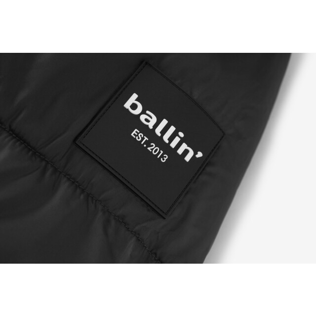 Heren winterjas van het merk Ballin Est. 2013. de jas is gemaakt van hoogwaardig polyester, en heeft een normale pasvorm.  Modelnaam: Jacket CalvinCategorie: heren jasMaterialen: polyesterKleur: zwart