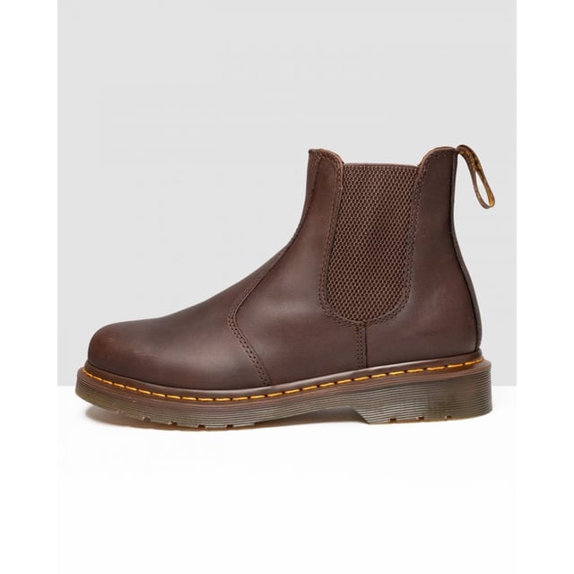 Der 2976 ist der zeitlose Chelsea-Stiefel von DM, der erstmals in den 70er Jahren produziert wurde und seither für seine sichere Passform, das einfache An- und Ausziehen sowie seinen mühelosen Stil verehrt wird. Diese Version zeichnet sich durch die ikonische gelbe Naht am Obermaterial aus und besteht aus strapazierfähigem Crazy Horse-Leder, das einen robusten, aber eleganten Stil bietet.