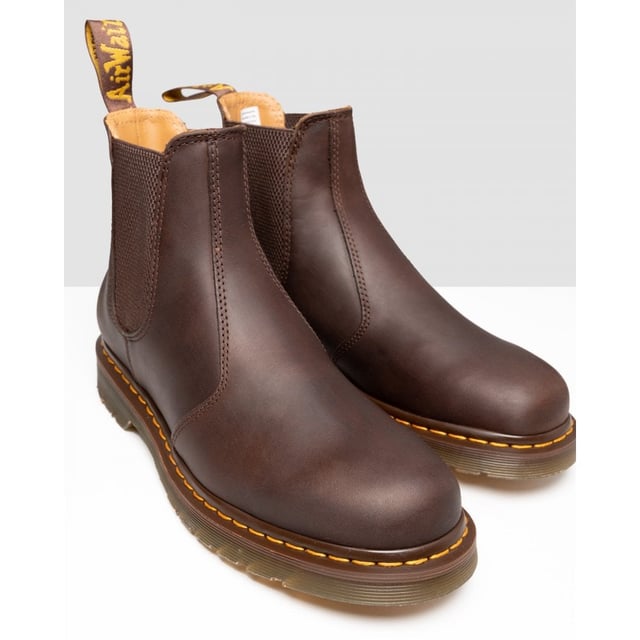 Der 2976 ist der zeitlose Chelsea-Stiefel von DM, der erstmals in den 70er Jahren produziert wurde und seither für seine sichere Passform, das einfache An- und Ausziehen sowie seinen mühelosen Stil verehrt wird. Diese Version zeichnet sich durch die ikonische gelbe Naht am Obermaterial aus und besteht aus strapazierfähigem Crazy Horse-Leder, das einen robusten, aber eleganten Stil bietet.
