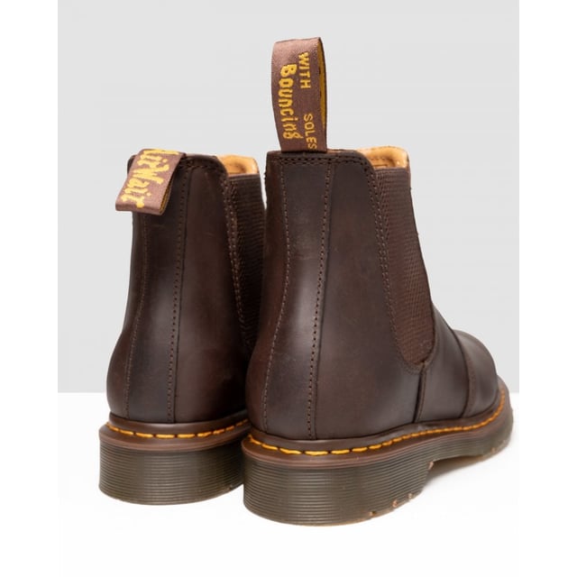 Der 2976 ist der zeitlose Chelsea-Stiefel von DM, der erstmals in den 70er Jahren produziert wurde und seither für seine sichere Passform, das einfache An- und Ausziehen sowie seinen mühelosen Stil verehrt wird. Diese Version zeichnet sich durch die ikonische gelbe Naht am Obermaterial aus und besteht aus strapazierfähigem Crazy Horse-Leder, das einen robusten, aber eleganten Stil bietet.