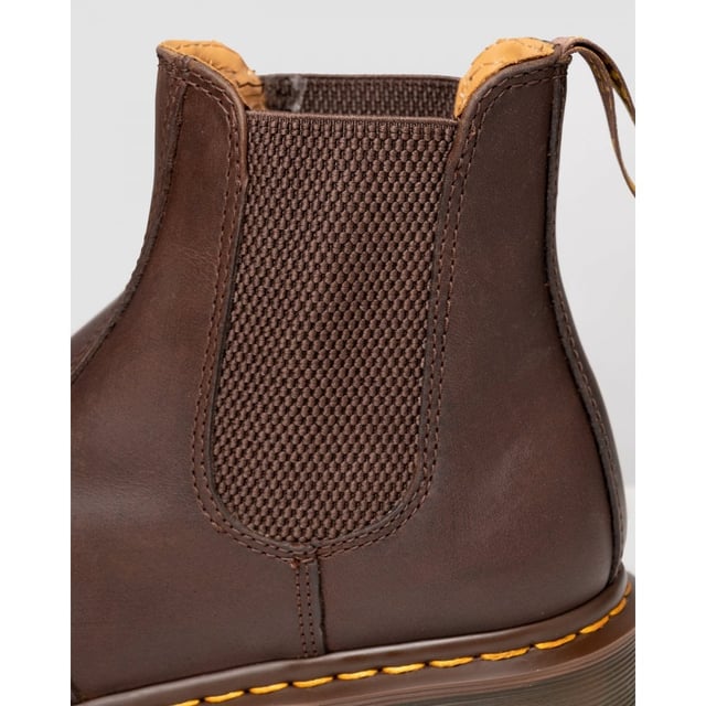 Der 2976 ist der zeitlose Chelsea-Stiefel von DM, der erstmals in den 70er Jahren produziert wurde und seither für seine sichere Passform, das einfache An- und Ausziehen sowie seinen mühelosen Stil verehrt wird. Diese Version zeichnet sich durch die ikonische gelbe Naht am Obermaterial aus und besteht aus strapazierfähigem Crazy Horse-Leder, das einen robusten, aber eleganten Stil bietet.