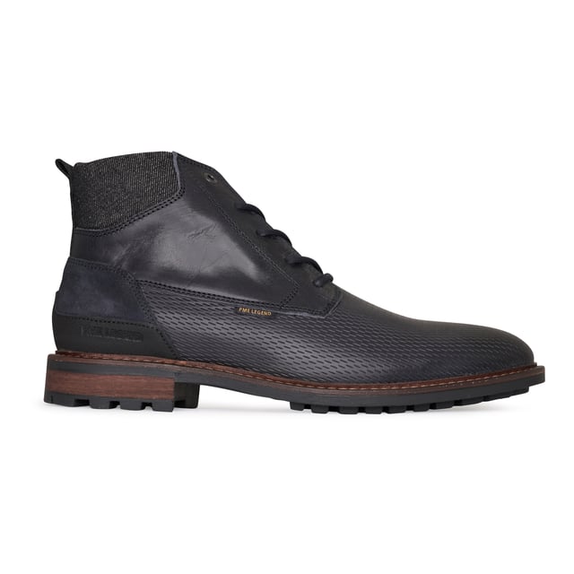 PME Legend schoenen voor hem. De schoenen zijn gemaakt van hoogwaardig leer en textiel. De sneaker heeft een uitneembare EVA binnenzool, wat zorgt voor een lekkere demping. Merk: PME Legend. Modelnaam: Huffster. Categorie: heren schoenen. Materialen: leer/textiel. Kleur: Navy Jeans Blauw
