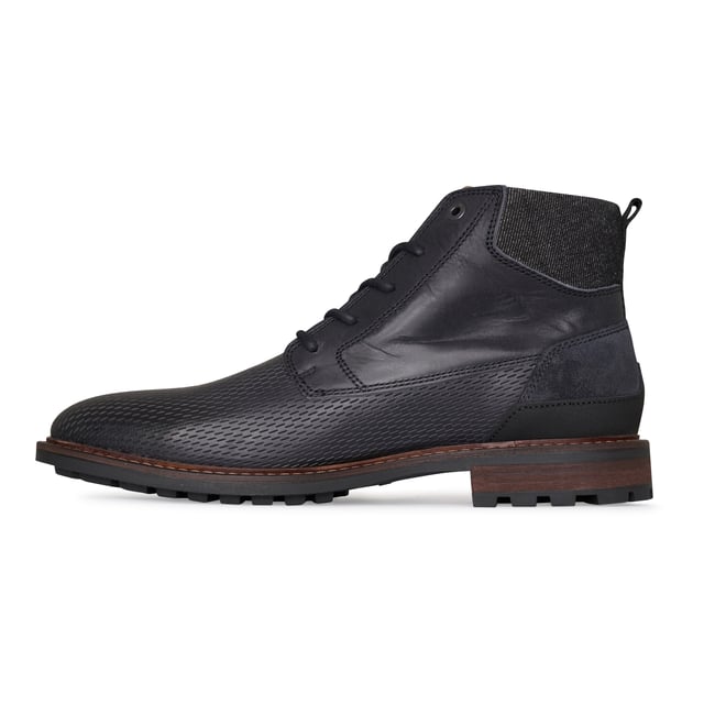 PME Legend schoenen voor hem. De schoenen zijn gemaakt van hoogwaardig leer en textiel. De sneaker heeft een uitneembare EVA binnenzool, wat zorgt voor een lekkere demping. Merk: PME Legend. Modelnaam: Huffster. Categorie: heren schoenen. Materialen: leer/textiel. Kleur: Navy Jeans Blauw