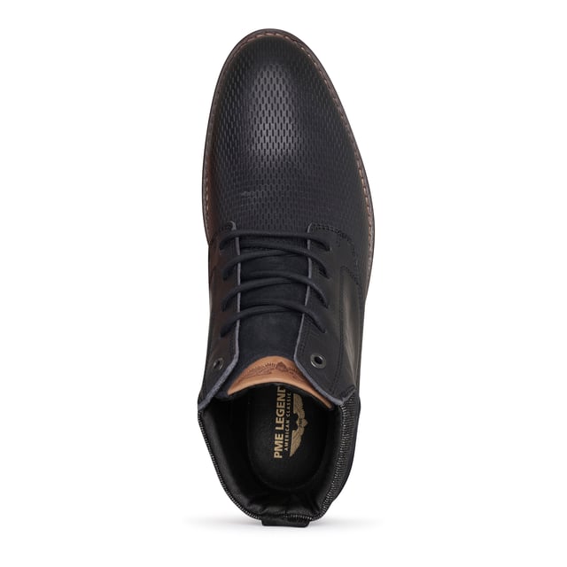 PME Legend schoenen voor hem. De schoenen zijn gemaakt van hoogwaardig leer en textiel. De sneaker heeft een uitneembare EVA binnenzool, wat zorgt voor een lekkere demping. Merk: PME Legend. Modelnaam: Huffster. Categorie: heren schoenen. Materialen: leer/textiel. Kleur: Navy Jeans Blauw