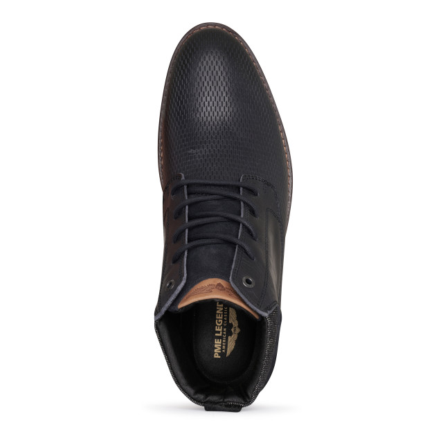 PME Legend schoenen voor hem. De schoenen zijn gemaakt van hoogwaardig leer en textiel. De sneaker heeft een uitneembare EVA binnenzool, wat zorgt voor een lekkere demping. Merk: PME Legend. Modelnaam: Huffster. Categorie: heren schoenen. Materialen: leer/textiel. Kleur: Navy Jeans Blauw