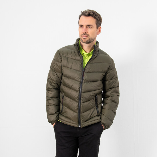 Cappuccino Italia Winter Jacket voor heren. De Winter Jacket is gemaakt van polyester en heeft een normale pasvorm.  Merk: Cappuccino ItaliaModelnaam: Winter JacketCategorie: heren jasMaterialen: polyesterKleur: legergroen
