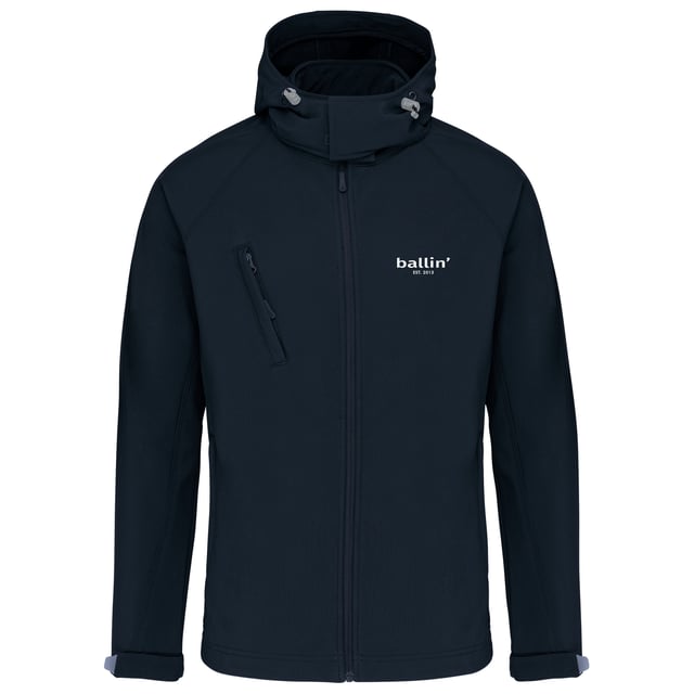 Heren softshell jas van het merk Ballin Est. 2013. De jas is gemaakt van hoogwaardig polyester en elastaan, en heeft een normale pasvorm. Het softshell materiaal zorgt ervoor dat de jas wind- en waterdicht is. De elastaan zorgt dat de stof ook rekbaar is, dit zorgt voor hoog draafcomfort.  Modelnaam: Softshell Hooded JasCategorie: heren jasMaterialen: polyester, elastaanKleur: blauw