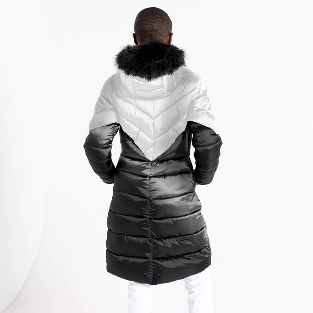 Buitenste materialen: 100% Polyamide. Voering: Cire Finish, Taffeta. Vulling: Gerecycleerd polyester. Ontwerp: Logo, Quilted. Merkritssluiting, binnenmanchet, gewatteerd. Stoftechnologie: Slijtvast, Lichtgewicht. Halslijn: Kapitein. Mouwtype: Met lange mouwen. Eigenschappen kap: verstelbaar, afneembaar bontrandje. Lengte: Lange lijn. Zakken: 2 Zijzakken, Rits. Bevestiging: Volledige ritssluiting. Duurzaamheid: Gemaakt van gerecycled materiaal. Afwerking: Glans.