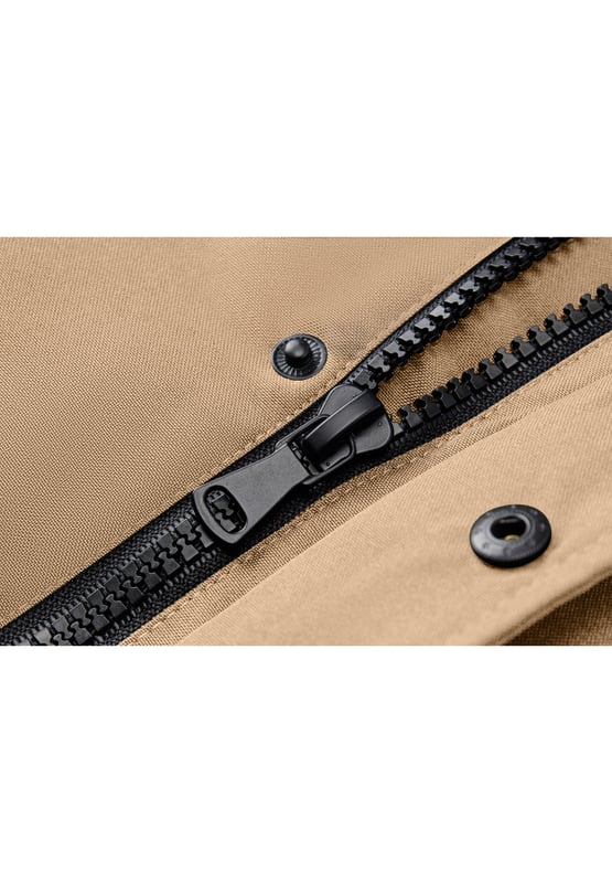 Subprime-Parka für Herren. Der Parka besteht aus hochwertigem Polyester und hat ein warmes Innenfutter. Ideal für die kalten Wintermonate. Der Pelzkragen besteht aus Kunstfell und ist abnehmbar.