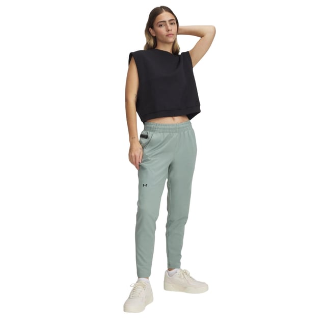 90% Polyester, 10% Elastan. Design: Logo, Unifarben. Zum Überziehen. Gewebetechnik: Schnell trocknend, wasserabweisend. Taschenart: Zwei Seitentaschen, Eine Tasche mit Reißverschluss. Taille: Elastisch, Mittlere Bundhöhe. Passform: Regulär.