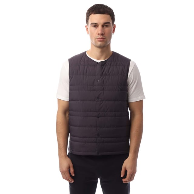100 % Nylon. Füllung: Synthetische Daunen. Design: Gequiltet. Stofftechnologie: Atmungsaktiv, Leicht, Thermisch. Gefüttert, Gepolstert. Ausschnitt: Rundhals. Ärmellänge: Ohne Ärmel. Verschluss: Druckknopf. Saum: Gerade. S: 38 in. M: 40 in. L: 44 in. XL: 48 in. XXL: 52 in.