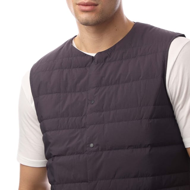 100 % Nylon. Füllung: Synthetische Daunen. Design: Gequiltet. Stofftechnologie: Atmungsaktiv, Leicht, Thermisch. Gefüttert, Gepolstert. Ausschnitt: Rundhals. Ärmellänge: Ohne Ärmel. Verschluss: Druckknopf. Saum: Gerade. S: 38 in. M: 40 in. L: 44 in. XL: 48 in. XXL: 52 in.