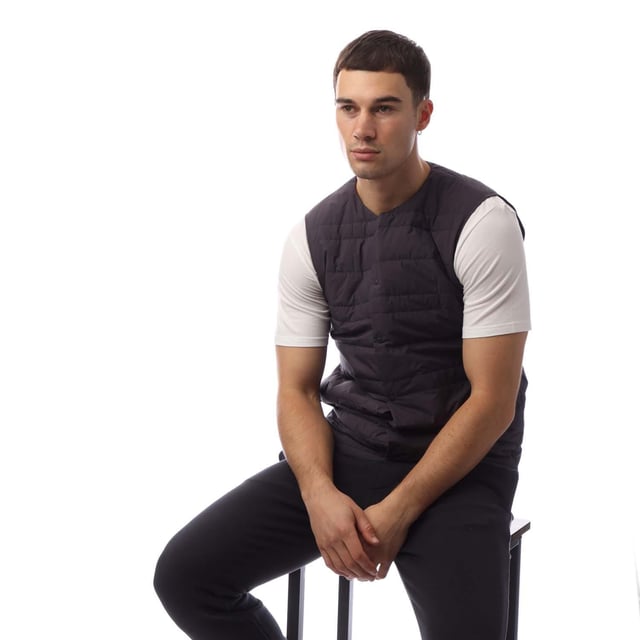 100 % Nylon. Füllung: Synthetische Daunen. Design: Gequiltet. Stofftechnologie: Atmungsaktiv, Leicht, Thermisch. Gefüttert, Gepolstert. Ausschnitt: Rundhals. Ärmellänge: Ohne Ärmel. Verschluss: Druckknopf. Saum: Gerade. S: 38 in. M: 40 in. L: 44 in. XL: 48 in. XXL: 52 in.