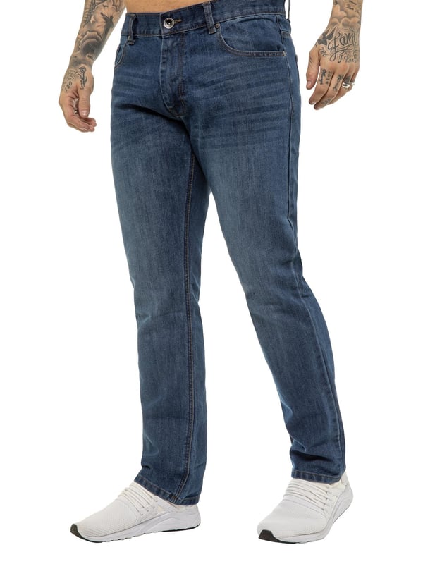 Jeans de Mezclilla de Diseño para Hombre Enzo, Corte Recto y Ajuste Regular. Con un ajuste regular y un corte clásico de pierna recta, ofrecen un aspecto relajado pero moderno que es perfecto para cualquier ocasión. Cuentan con un seguro cierre de cremallera, dos bolsillos frontales, dos bolsillos traseros y un bolsillo para monedas para mayor practicidad. Estos jeans están diseñados tanto para la funcionalidad como para la moda. Terminado con la emblemática etiqueta del logo de Enzo en la cintura trasera, aportan un toque de diseñador premium a tu vestuario casual. (EZ408)