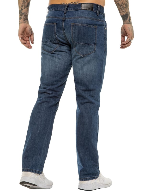 Jeans de Mezclilla de Diseño para Hombre Enzo, Corte Recto y Ajuste Regular. Con un ajuste regular y un corte clásico de pierna recta, ofrecen un aspecto relajado pero moderno que es perfecto para cualquier ocasión. Cuentan con un seguro cierre de cremallera, dos bolsillos frontales, dos bolsillos traseros y un bolsillo para monedas para mayor practicidad. Estos jeans están diseñados tanto para la funcionalidad como para la moda. Terminado con la emblemática etiqueta del logo de Enzo en la cintura trasera, aportan un toque de diseñador premium a tu vestuario casual. (EZ408)