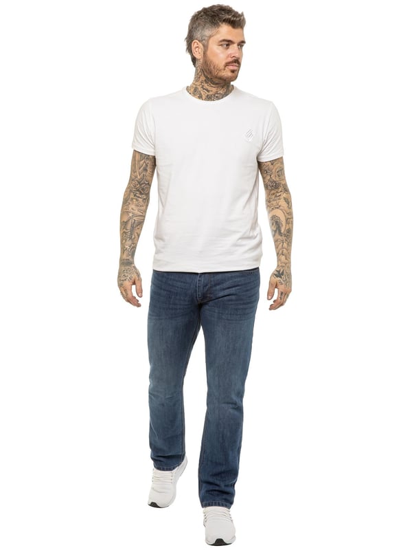 Jeans de Mezclilla de Diseño para Hombre Enzo, Corte Recto y Ajuste Regular. Con un ajuste regular y un corte clásico de pierna recta, ofrecen un aspecto relajado pero moderno que es perfecto para cualquier ocasión. Cuentan con un seguro cierre de cremallera, dos bolsillos frontales, dos bolsillos traseros y un bolsillo para monedas para mayor practicidad. Estos jeans están diseñados tanto para la funcionalidad como para la moda. Terminado con la emblemática etiqueta del logo de Enzo en la cintura trasera, aportan un toque de diseñador premium a tu vestuario casual. (EZ408)