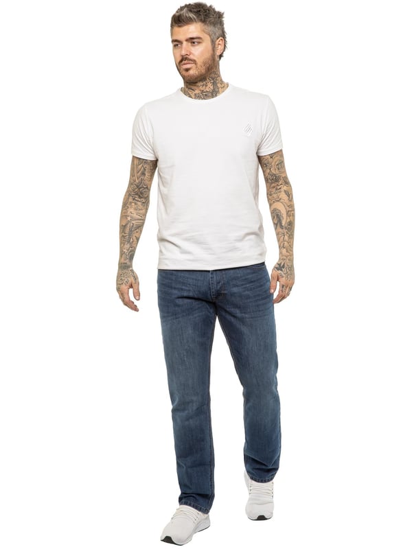 Jeans de Mezclilla de Diseño para Hombre Enzo, Corte Recto y Ajuste Regular. Con un ajuste regular y un corte clásico de pierna recta, ofrecen un aspecto relajado pero moderno que es perfecto para cualquier ocasión. Cuentan con un seguro cierre de cremallera, dos bolsillos frontales, dos bolsillos traseros y un bolsillo para monedas para mayor practicidad. Estos jeans están diseñados tanto para la funcionalidad como para la moda. Terminado con la emblemática etiqueta del logo de Enzo en la cintura trasera, aportan un toque de diseñador premium a tu vestuario casual. (EZ408)