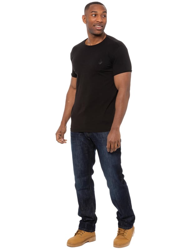 Enzo Herren Designer Gerade Bein Regular Fit Denim Jeans. Diese Jeans sind im Regular Fit mit einem klassischen geraden Schnitt gefertigt und bieten einen lässigen, aber modernen Look, der perfekt für jeden Anlass geeignet ist. Sie verfügen über einen sicheren Reißverschluss, zwei Fronttaschen, zwei Gesäßtaschen und eine Münztasche für zusätzliche Praktikabilität. Diese Jeans sind sowohl funktional als auch modisch. Abgerundet wird das Design durch das charakteristische Enzo-Logo-Patch an der hinteren Taille, das Ihrer Freizeitkleidung einen hochwertigen Designer-Touch verleiht. (EZ408)