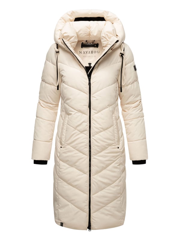 Die lange Damen Steppjacke Sahnekatzii von Navahoo vereint Stil, Komfort und Funktionalität. Mit abnehmbarer, großzügig gefütterter Kapuze, hochschließendem Kragen und warmer Wattierung schützt sie zuverlässig vor Wind und Kälte. Praktische Taschen mit Fleecefutter, zusätzliche Reißverschlussfächer und robuste 2-Wege-Reißverschlüsse sorgen für Alltagstauglichkeit. Trendige Steppung, modische Details und leicht taillierter Schnitt machen diese Jacke zum perfekten Begleiter in der kalten Jahreszeit.
Material: Oberstoff, Futter & Wattierung 100% Polyester