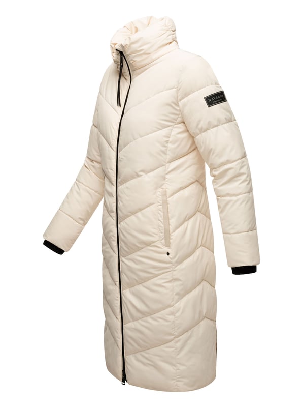 Die lange Damen Steppjacke Sahnekatzii von Navahoo vereint Stil, Komfort und Funktionalität. Mit abnehmbarer, großzügig gefütterter Kapuze, hochschließendem Kragen und warmer Wattierung schützt sie zuverlässig vor Wind und Kälte. Praktische Taschen mit Fleecefutter, zusätzliche Reißverschlussfächer und robuste 2-Wege-Reißverschlüsse sorgen für Alltagstauglichkeit. Trendige Steppung, modische Details und leicht taillierter Schnitt machen diese Jacke zum perfekten Begleiter in der kalten Jahreszeit.
Material: Oberstoff, Futter & Wattierung 100% Polyester