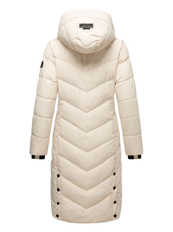 Die lange Damen Steppjacke Sahnekatzii von Navahoo vereint Stil, Komfort und Funktionalität. Mit abnehmbarer, großzügig gefütterter Kapuze, hochschließendem Kragen und warmer Wattierung schützt sie zuverlässig vor Wind und Kälte. Praktische Taschen mit Fleecefutter, zusätzliche Reißverschlussfächer und robuste 2-Wege-Reißverschlüsse sorgen für Alltagstauglichkeit. Trendige Steppung, modische Details und leicht taillierter Schnitt machen diese Jacke zum perfekten Begleiter in der kalten Jahreszeit.
Material: Oberstoff, Futter & Wattierung 100% Polyester