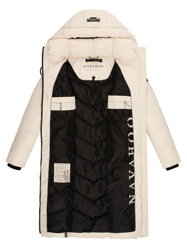 Die lange Damen Steppjacke Sahnekatzii von Navahoo vereint Stil, Komfort und Funktionalität. Mit abnehmbarer, großzügig gefütterter Kapuze, hochschließendem Kragen und warmer Wattierung schützt sie zuverlässig vor Wind und Kälte. Praktische Taschen mit Fleecefutter, zusätzliche Reißverschlussfächer und robuste 2-Wege-Reißverschlüsse sorgen für Alltagstauglichkeit. Trendige Steppung, modische Details und leicht taillierter Schnitt machen diese Jacke zum perfekten Begleiter in der kalten Jahreszeit.
Material: Oberstoff, Futter & Wattierung 100% Polyester