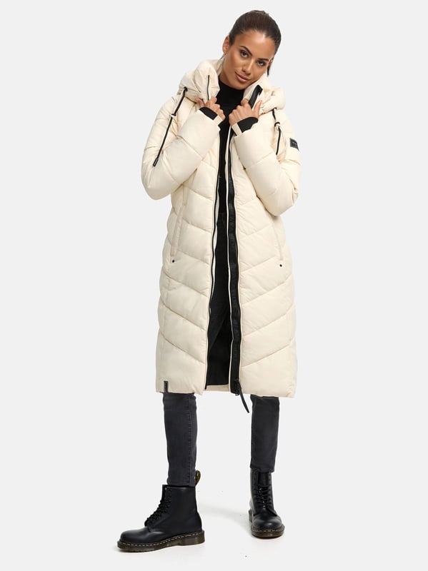 Die lange Damen Steppjacke Sahnekatzii von Navahoo vereint Stil, Komfort und Funktionalität. Mit abnehmbarer, großzügig gefütterter Kapuze, hochschließendem Kragen und warmer Wattierung schützt sie zuverlässig vor Wind und Kälte. Praktische Taschen mit Fleecefutter, zusätzliche Reißverschlussfächer und robuste 2-Wege-Reißverschlüsse sorgen für Alltagstauglichkeit. Trendige Steppung, modische Details und leicht taillierter Schnitt machen diese Jacke zum perfekten Begleiter in der kalten Jahreszeit.
Material: Oberstoff, Futter & Wattierung 100% Polyester