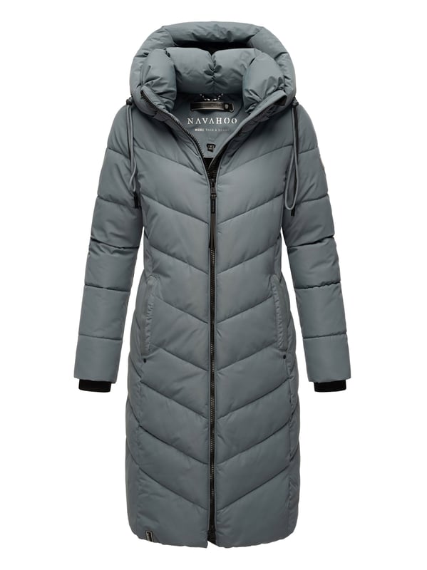 Die lange Damen Steppjacke Sahnekatzii von Navahoo vereint Stil, Komfort und Funktionalität. Mit abnehmbarer, großzügig gefütterter Kapuze, hochschließendem Kragen und warmer Wattierung schützt sie zuverlässig vor Wind und Kälte. Praktische Taschen mit Fleecefutter, zusätzliche Reißverschlussfächer und robuste 2-Wege-Reißverschlüsse sorgen für Alltagstauglichkeit. Trendige Steppung, modische Details und leicht taillierter Schnitt machen diese Jacke zum perfekten Begleiter in der kalten Jahreszeit.
Material: Oberstoff, Futter & Wattierung 100% Polyester