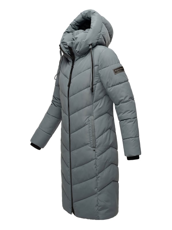 Die lange Damen Steppjacke Sahnekatzii von Navahoo vereint Stil, Komfort und Funktionalität. Mit abnehmbarer, großzügig gefütterter Kapuze, hochschließendem Kragen und warmer Wattierung schützt sie zuverlässig vor Wind und Kälte. Praktische Taschen mit Fleecefutter, zusätzliche Reißverschlussfächer und robuste 2-Wege-Reißverschlüsse sorgen für Alltagstauglichkeit. Trendige Steppung, modische Details und leicht taillierter Schnitt machen diese Jacke zum perfekten Begleiter in der kalten Jahreszeit.
Material: Oberstoff, Futter & Wattierung 100% Polyester