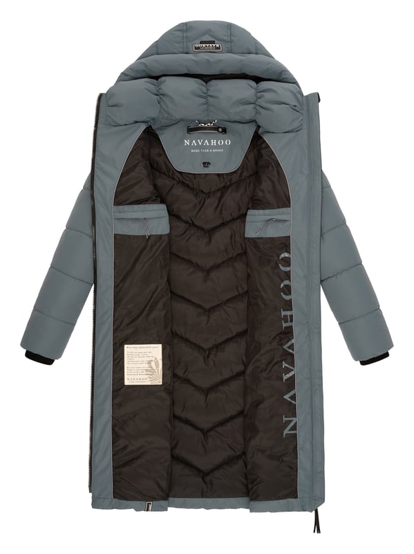 Die lange Damen Steppjacke Sahnekatzii von Navahoo vereint Stil, Komfort und Funktionalität. Mit abnehmbarer, großzügig gefütterter Kapuze, hochschließendem Kragen und warmer Wattierung schützt sie zuverlässig vor Wind und Kälte. Praktische Taschen mit Fleecefutter, zusätzliche Reißverschlussfächer und robuste 2-Wege-Reißverschlüsse sorgen für Alltagstauglichkeit. Trendige Steppung, modische Details und leicht taillierter Schnitt machen diese Jacke zum perfekten Begleiter in der kalten Jahreszeit.
Material: Oberstoff, Futter & Wattierung 100% Polyester