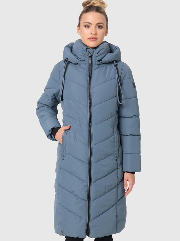Die lange Damen Steppjacke Sahnekatzii von Navahoo vereint Stil, Komfort und Funktionalität. Mit abnehmbarer, großzügig gefütterter Kapuze, hochschließendem Kragen und warmer Wattierung schützt sie zuverlässig vor Wind und Kälte. Praktische Taschen mit Fleecefutter, zusätzliche Reißverschlussfächer und robuste 2-Wege-Reißverschlüsse sorgen für Alltagstauglichkeit. Trendige Steppung, modische Details und leicht taillierter Schnitt machen diese Jacke zum perfekten Begleiter in der kalten Jahreszeit.
Material: Oberstoff, Futter & Wattierung 100% Polyester