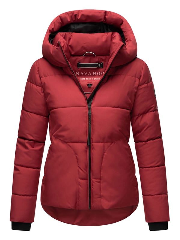 Die Damen Winterjacke Lachperle von Navahoo überzeugt im angesagten Puffer-Style mit großen Steppungen und moderner Silhouette. Reichhaltige Fütterung, hoher Kragen und große Kapuze bieten optimalen Schutz an kalten Tagen. Versteckte Reißverschlusstaschen mit Fleecefutter sowie praktische Innentaschen machen sie zum funktionalen Begleiter. Erhältlich in 7 Farben und Größen XS–XXL.