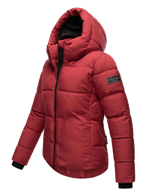 Die Damen Winterjacke Lachperle von Navahoo überzeugt im angesagten Puffer-Style mit großen Steppungen und moderner Silhouette. Reichhaltige Fütterung, hoher Kragen und große Kapuze bieten optimalen Schutz an kalten Tagen. Versteckte Reißverschlusstaschen mit Fleecefutter sowie praktische Innentaschen machen sie zum funktionalen Begleiter. Erhältlich in 7 Farben und Größen XS–XXL.