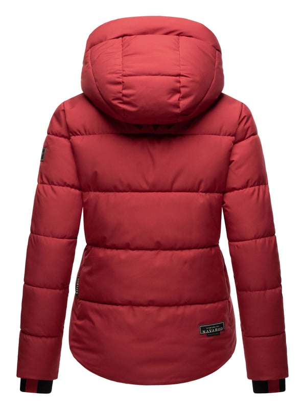 Die Damen Winterjacke Lachperle von Navahoo überzeugt im angesagten Puffer-Style mit großen Steppungen und moderner Silhouette. Reichhaltige Fütterung, hoher Kragen und große Kapuze bieten optimalen Schutz an kalten Tagen. Versteckte Reißverschlusstaschen mit Fleecefutter sowie praktische Innentaschen machen sie zum funktionalen Begleiter. Erhältlich in 7 Farben und Größen XS–XXL.