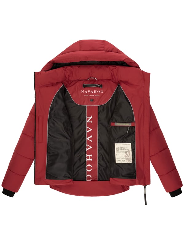 Die Damen Winterjacke Lachperle von Navahoo überzeugt im angesagten Puffer-Style mit großen Steppungen und moderner Silhouette. Reichhaltige Fütterung, hoher Kragen und große Kapuze bieten optimalen Schutz an kalten Tagen. Versteckte Reißverschlusstaschen mit Fleecefutter sowie praktische Innentaschen machen sie zum funktionalen Begleiter. Erhältlich in 7 Farben und Größen XS–XXL.