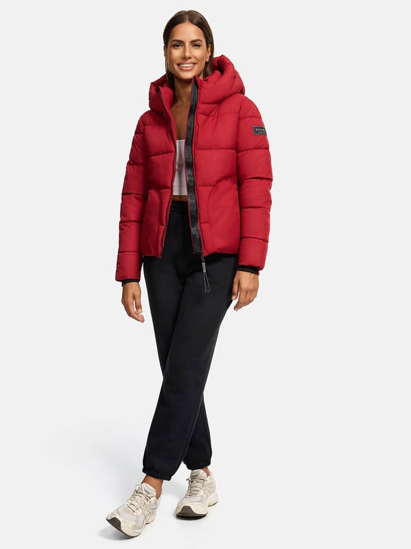 Die Damen Winterjacke Lachperle von Navahoo überzeugt im angesagten Puffer-Style mit großen Steppungen und moderner Silhouette. Reichhaltige Fütterung, hoher Kragen und große Kapuze bieten optimalen Schutz an kalten Tagen. Versteckte Reißverschlusstaschen mit Fleecefutter sowie praktische Innentaschen machen sie zum funktionalen Begleiter. Erhältlich in 7 Farben und Größen XS–XXL.