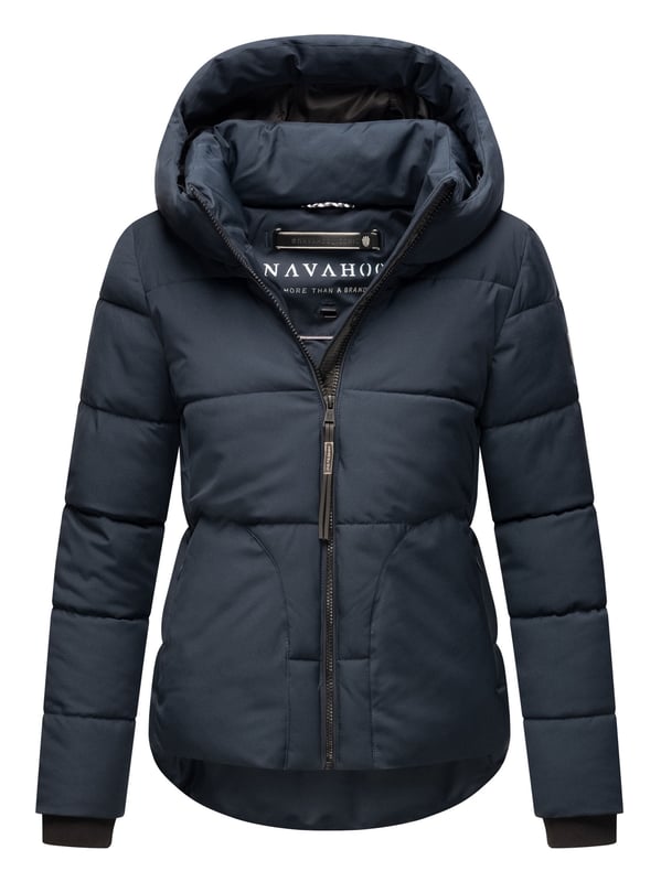Die Damen Winterjacke Lachperle von Navahoo überzeugt im angesagten Puffer-Style mit großen Steppungen und moderner Silhouette. Reichhaltige Fütterung, hoher Kragen und große Kapuze bieten optimalen Schutz an kalten Tagen. Versteckte Reißverschlusstaschen mit Fleecefutter sowie praktische Innentaschen machen sie zum funktionalen Begleiter. Erhältlich in 7 Farben und Größen XS–XXL.