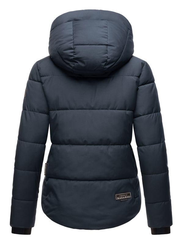 Die Damen Winterjacke Lachperle von Navahoo überzeugt im angesagten Puffer-Style mit großen Steppungen und moderner Silhouette. Reichhaltige Fütterung, hoher Kragen und große Kapuze bieten optimalen Schutz an kalten Tagen. Versteckte Reißverschlusstaschen mit Fleecefutter sowie praktische Innentaschen machen sie zum funktionalen Begleiter. Erhältlich in 7 Farben und Größen XS–XXL.